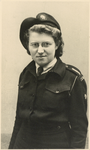 854820 Portret van Marie-Louise Jentjens (1919-2007) in uniform van het Commissariaat Noodvoorziening (C.N.V.) te ...
